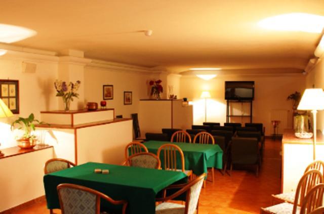 Iris Crillon Hotel